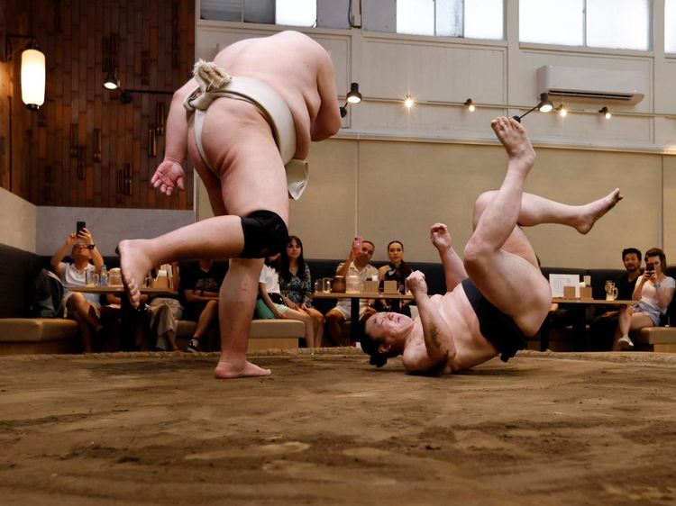 Unik, Resto Jepang Ini Tawarkan Santap Makan Sambil Nonton Sumo