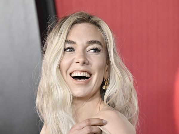 Foto: Detik-detik Gaun Vanessa Kirby Melorot di Premier Mission: Impossible 7