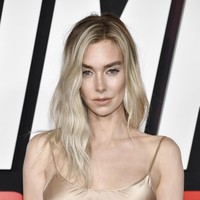 Tampil di karpet merah untuk penayangan perdana film Mission: Impossible-Dead Reckoning Part One, Vanessa Kirby tampil menggunakan gaun panjang coklat nude. Gaun tersebut berpotongan lurus dan bertali spaghetti. Foto: Evan Agostini/Invision/AP/Evan Agostini