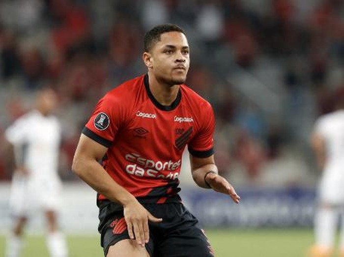 Athletico Paranaense's forward Vitor Roque celebrates after scoring during the Copa Libertadores group stage football match between Athletico Paranaense and Atletico Mineiro at the Arena da Baixada stadium in Curitiba, Brazil, on April 18, 2023. (Photo by albari rosa / AFP)