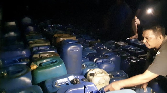 Sebuah truk yang mengangkut bahan bakar minyak (BBM) jenis solar terguling di Kabupaten Wajo, Sulawesi Selatan (Sulsel).