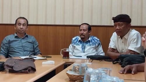 Wakil Ketua Bidang Organisasi, Kaderisasi, dan Keanggotaan (OKK) DPD Golkar Bali Dewa Made Suamba Negara (tengah). (Rizki Setyo Samudero)