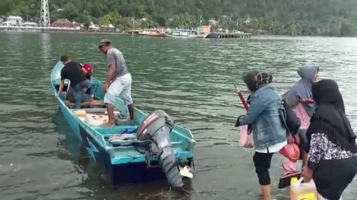Warga di Maluku Tengah terpaksa pakai perahu untuk menyeberang karena jembatan putus.