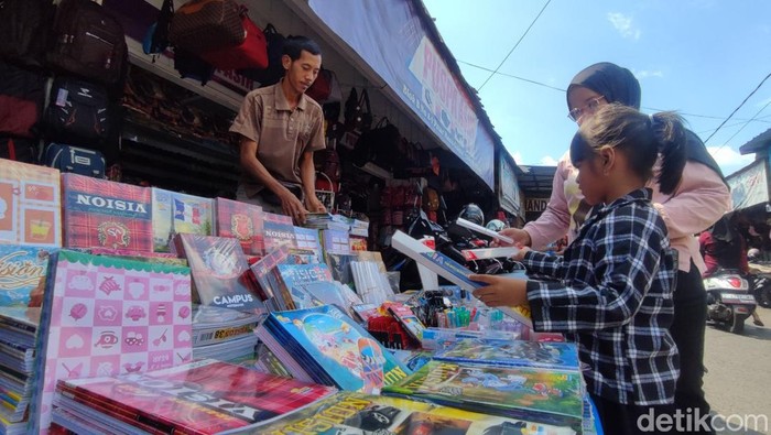 Wawan sedang berjualan alat tulis dadakan di Pasar Manis Ciamis.