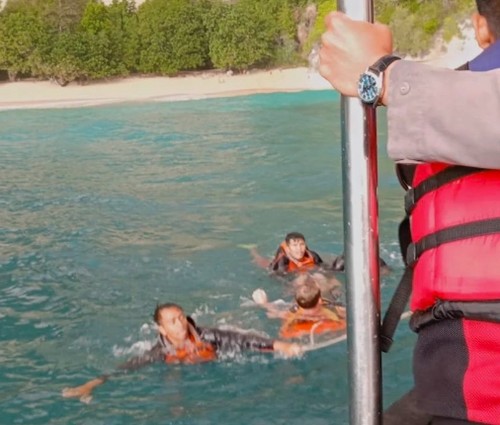 Wisatawan asing asal Inggris mengalami cedera saat berenang di Pantai Kelingking, Nusa Penida, Klungkung, Bali, Rabu (12/7/2023). (Basarnas Bali)
