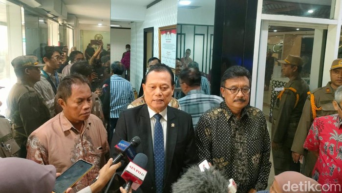 YouTuber Rudi S Kamri (kanan) usai dimintai klarifikasi di MKD DPR, Senayan, Jakarta. (Dwi R/detikcom)