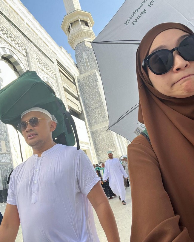 Wanita yang akrab disapa Bia itu menerima berbagai komentar tentang penampilannya yang syari. Zaskia pun mengaku bingung menjawab pertanyaan terkait penampilannya saat naik haji. Aku lagi gak berani banyak bicara, menjawab juga bingung.. ku pakai karena nyaman.. mengingatkan terus akan perjalanan indah kemarin yang rasanya selalu melekat 🥹🥲. Gak bisa dijelaskan, karena gak ada jawabannya.. mungkin juga suatu saat ku berpakaian seperti biasanya sebelum ini, jelasnya. Foto: Dok. Instagram @zaskiadyamecca.