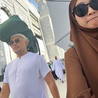 Wanita yang akrab disapa Bia itu menerima berbagai komentar tentang penampilannya yang syari. Zaskia pun mengaku bingung menjawab pertanyaan terkait penampilannya saat naik haji. Aku lagi gak berani banyak bicara, menjawab juga bingung.. ku pakai karena nyaman.. mengingatkan terus akan perjalanan indah kemarin yang rasanya selalu melekat 🥹🥲. Gak bisa dijelaskan, karena gak ada jawabannya.. mungkin juga suatu saat ku berpakaian seperti biasanya sebelum ini, jelasnya. Foto: Dok. Instagram @zaskiadyamecca.