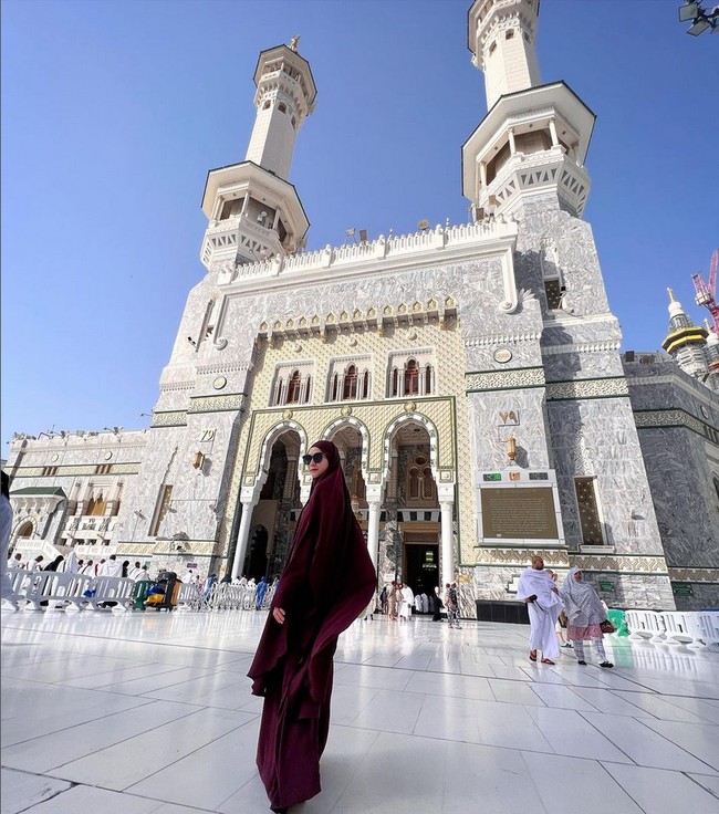 Wanita kelahiran 8 September 1987 itu mengunggah foto OOTD mengenakan niqab saat berada di Masjid Nabawi. Orang terdekatnya malah memberikan saran agar ia tidak mengunggah foto saat mengenakan hijab dan busana syari di media sosial. Karena di Indonesia sering kali orang ubah cara berpakaian jadi ramai dan headline, Salah satu orang tersayangku bilang jangan posting-posting pake jilbab baju syari.. ntar repot sendiri kalau kamu mau balik pake celana, jilbab pendek kamu yang biasa-biasa. Karena dia takut ku diserang/dibully🫶🏻, ujarnya bingung. Foto: Dok. Instagram @zaskiadyamecca.