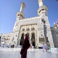 Wanita kelahiran 8 September 1987 itu mengunggah foto OOTD mengenakan niqab saat berada di Masjid Nabawi. Orang terdekatnya malah memberikan saran agar ia tidak mengunggah foto saat mengenakan hijab dan busana syari di media sosial. Karena di Indonesia sering kali orang ubah cara berpakaian jadi ramai dan headline, Salah satu orang tersayangku bilang jangan posting-posting pake jilbab baju syari.. ntar repot sendiri kalau kamu mau balik pake celana, jilbab pendek kamu yang biasa-biasa. Karena dia takut ku diserang/dibully🫶🏻, ujarnya bingung. Foto: Dok. Instagram @zaskiadyamecca.