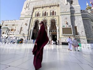8 Foto Gaya Zaskia Mecca dengan Busana Syari Saat Naik Haji, Tuai Pujian
