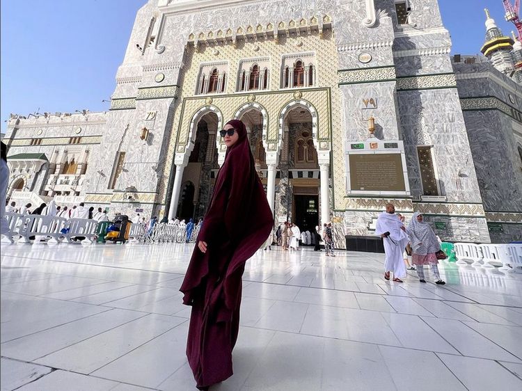 8 Foto Gaya Zaskia Mecca dengan Busana Syari Saat Naik Haji, Tuai Pujian