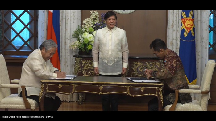 Presiden Filipina Ferdinand R. Marcos Jr menyaksikan penandatangan kontrak pembangunan infrastruktur transportasi yaitu North-South Commuter Railway Project dari Department of Transportation (DOTr) Filipina di Istana Malacanang, Manila.