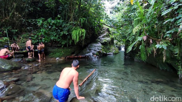 Air bening di obyek wisata Leuwi Genteng di Dusun Cukanguncal, Desa Tanjungsari, Kecamatan Sadananya.