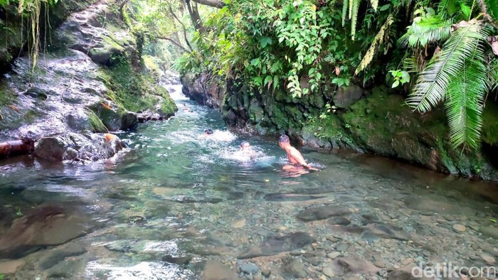 Air bening di obyek wisata Leuwi Genteng di Dusun Cukanguncal, Desa Tanjungsari, Kecamatan Sadananya.
