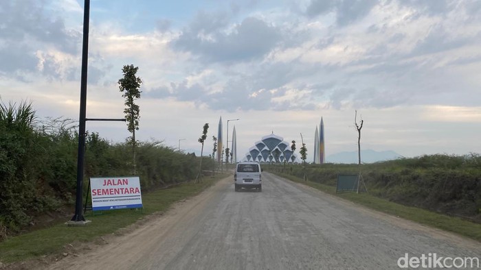 Akses baru menuju Masjid Al-Jabbar, Kota Bandung.