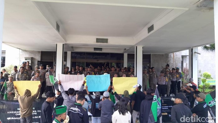 Aksi demo mahasiswa di Kantor DPRD dan di Kantor Bupati Subang.