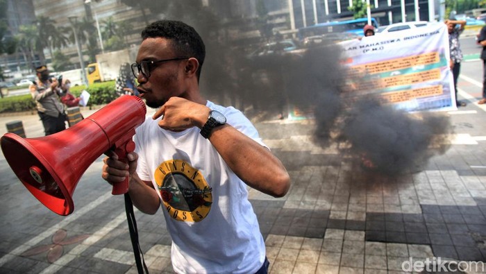 Sejumlah mahasiswa yang tergabung dalam Perkumpulan Mahasiswa Indonesia melakukan aksi bakar ban di depan gedung Kementrian Pendidikan dan Kebudayaan (Kemendikbud) Jl Sudirman Jakarta, Kamis (13/7/2023). Aksi tersebut terkait silang sengketa yang terjadi di Sekolah Tinggi Ilmu Hukum (SITH) Painan, Banten.