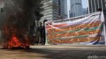 Sengketa Kampus, Mahasiswa Bakar Ban di Depan Kemendikbud
