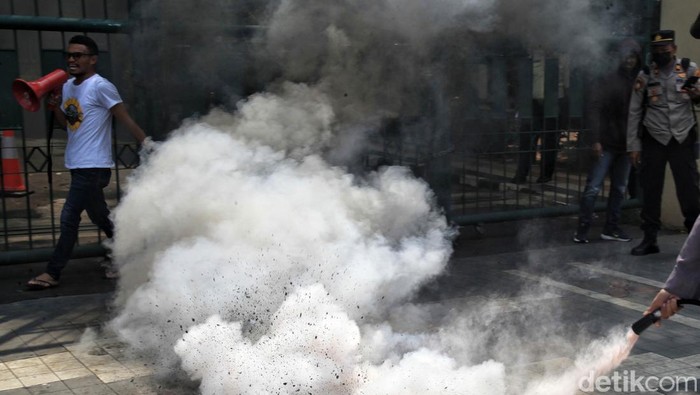 Sejumlah mahasiswa yang tergabung dalam Perkumpulan Mahasiswa Indonesia melakukan aksi bakar ban di depan gedung Kementrian Pendidikan dan Kebudayaan (Kemendikbud) Jl Sudirman Jakarta, Kamis (13/7/2023). Aksi tersebut terkait silang sengketa yang terjadi di Sekolah Tinggi Ilmu Hukum (SITH) Painan, Banten.