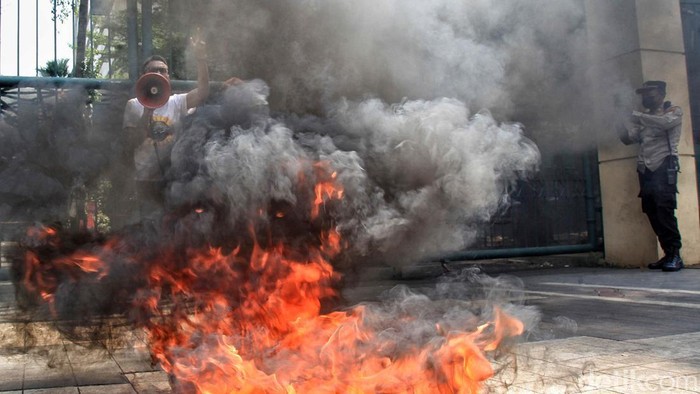 Sejumlah mahasiswa yang tergabung dalam Perkumpulan Mahasiswa Indonesia melakukan aksi bakar ban di depan gedung Kementrian Pendidikan dan Kebudayaan (Kemendikbud) Jl Sudirman Jakarta, Kamis (13/7/2023). Aksi tersebut terkait silang sengketa yang terjadi di Sekolah Tinggi Ilmu Hukum (SITH) Painan, Banten.