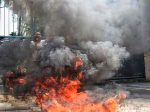 Sengketa Kampus, Mahasiswa Bakar Ban di Depan Kemendikbud