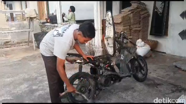 Ali Mustofa remaja yang kabur dari luapan banjir lahar dingin Semeru hingga tinggalkan motornya.