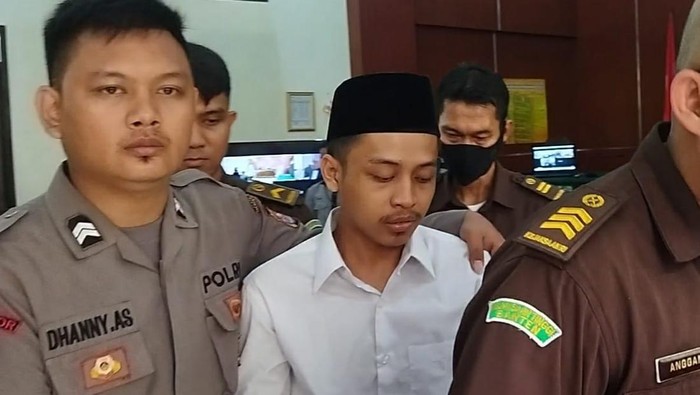 Alwi Husen terdakwa kasus revenge porn di PN Pandeglang