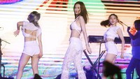 Namun pada saat membawakan lagu selanjutnya, tiba-tiba saja celananya robek di bagian belakang dan mengekspose bokongnya. Dok. Instagram