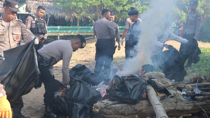 Anggota Polres Ketapang menggelar aksi bersih-bersih bersama milenial.