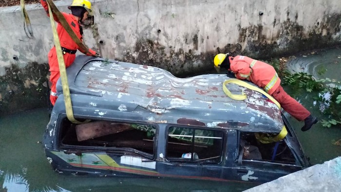 Angkot tercebur di sungai Jalan A Yani