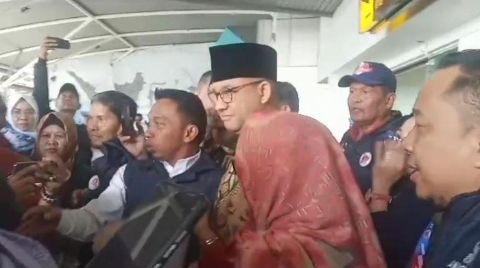 Anies Baswedan tiba di Bandara Sultan Hasanuddin Makassar.