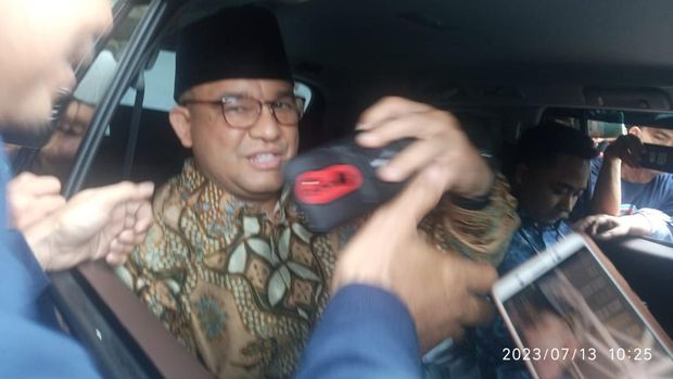 Anies Baswedan tiba di Bandara Sultan Hasanuddin Makassar.
