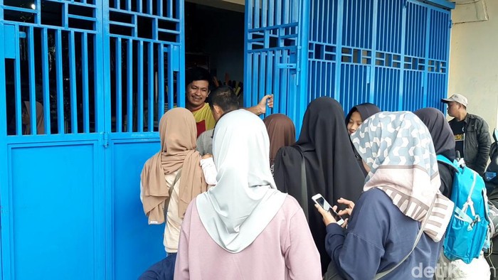 Antrean di toko seragam di Singaparna, Kabupaten Tasikmalaya.