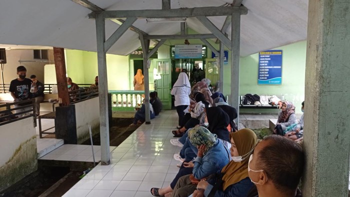 Antrean pasien rawat jalan di RS dr Soekardjo, Tasikmalaya.