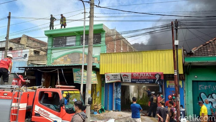Api masih berkobar di gudang Telukan Sukoharjo usai 5 jam berlalu, Kamis (13/7/2023).