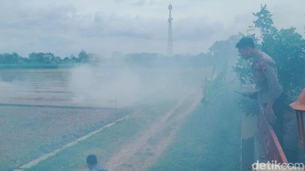 Asap putih menyelimuti Mapolres Klaten, Kamis (13/7/2023). Asap berasal dari lahan yang dibakar petani.