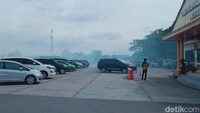 Asap putih menyelimuti Mapolres Klaten, Kamis (13/7/2023). Asap berasal dari lahan yang dibakar petani.