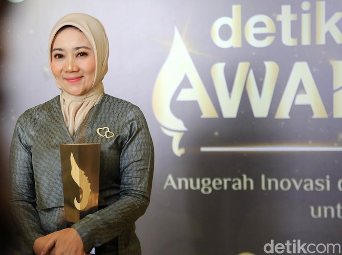 Istri Gubernur Jawa Barat, Atalia Praratya atau yang akrab disapa si Cinta, menerima penghargaan detikJabar Award 2023 di Trans Luxury Hotel, Bandung, Jawa Barat.