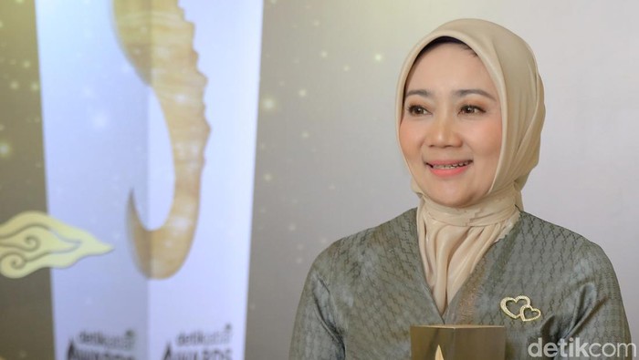 Istri Gubernur Jawa Barat, Atalia Praratya atau yang akrab disapa si Cinta, menerima penghargaan detikJabar Award 2023 di Trans Luxury Hotel, Bandung, Jawa Barat.