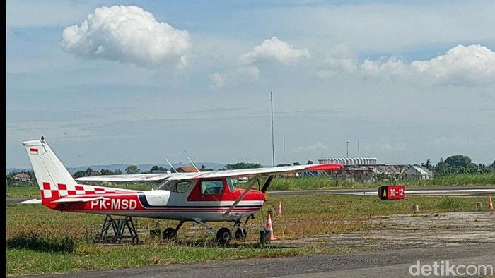 Bandara Trunojoyo Sumenep dan pesawat perintis di Bandara Trunojoyo.