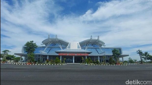 Bandara Trunojoyo Sumenep dan pesawat perintis di Bandara Trunojoyo.