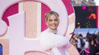 Foto: Adu Gaya Serba Pink di Red Carpet Barbie, Dua Lipa Tampil Seksi Lagi