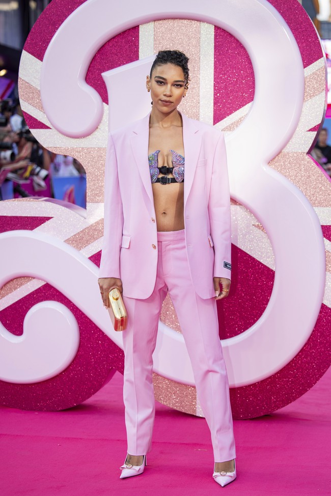 Setelan Versace dengan kombinasi bra berbentuk kupu-kupu menemani penampilan Alexandra Shipp. (Foto: Vianney Le Caer/Invision/AP)