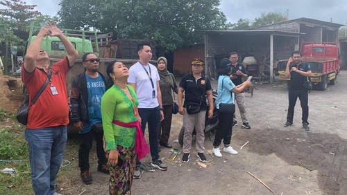 Bareskrim Mabes Polri datang bersama Satpol PP Badung cek pembongkaran tower bodong, Kamis (13/7/2023).