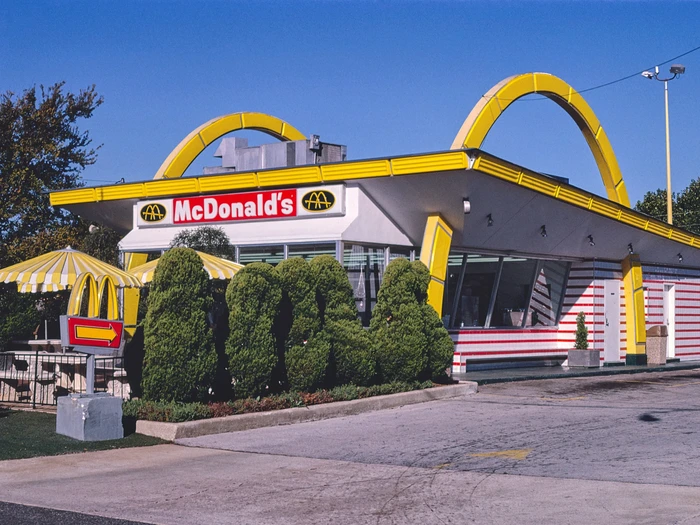 Begini Suasana Bersantap di McDonald’s Pada Tahun 1980-an Begini Suasana Bersantap di McDonald’s Pada Tahun 1980-an