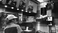 Begini kesibukan salah satu pegawai McDonald di tahun 1984, masih menggunakan metode conveyor belt untuk antarkan makanan ke pembeli. Foto: Getty Images