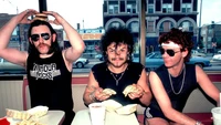 Saat itu McDonald’s jadi tempat nongkrong seleb. Ini foto saat Motorhead, band metal asal Inggris, makan di McDonald’s Chicago tahun 1983. Foto: Getty Images