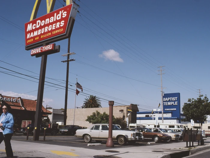 Begini Suasana Bersantap di McDonald’s Pada Tahun 1980-an Begini Suasana Bersantap di McDonald’s Pada Tahun 1980-an
