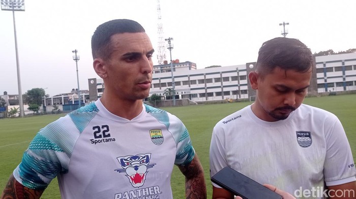 Bek Persib, Alberto Rodriguez.